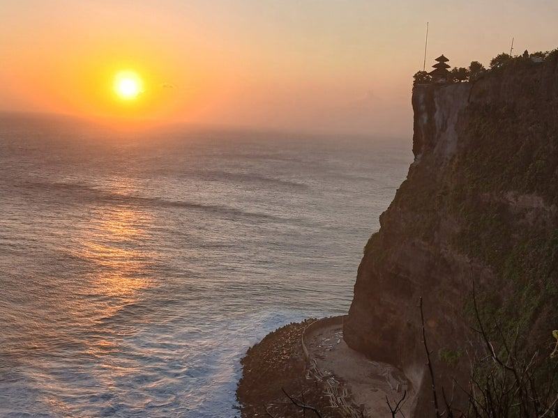 Coucher de soleil sur les falaises d’Uluwatu à Bali