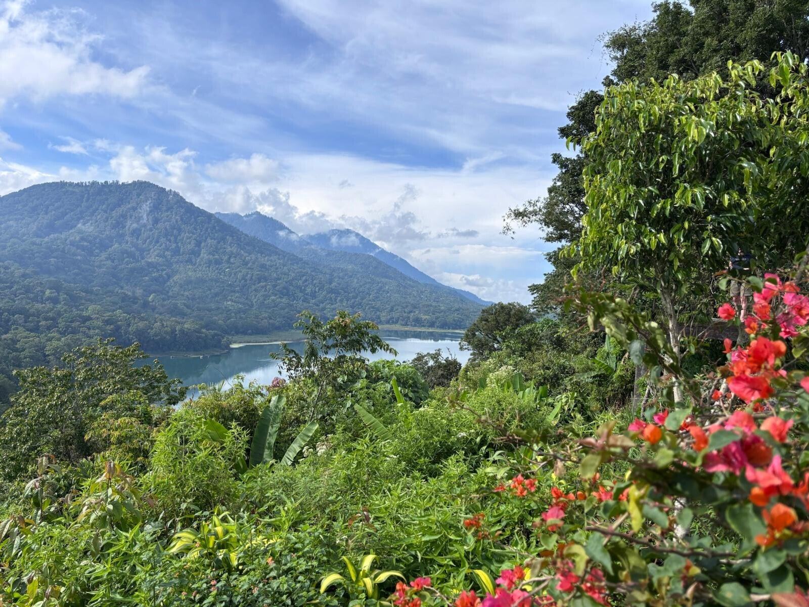 Panorama sur un lac de cratère et les montagnes du nord de Bali