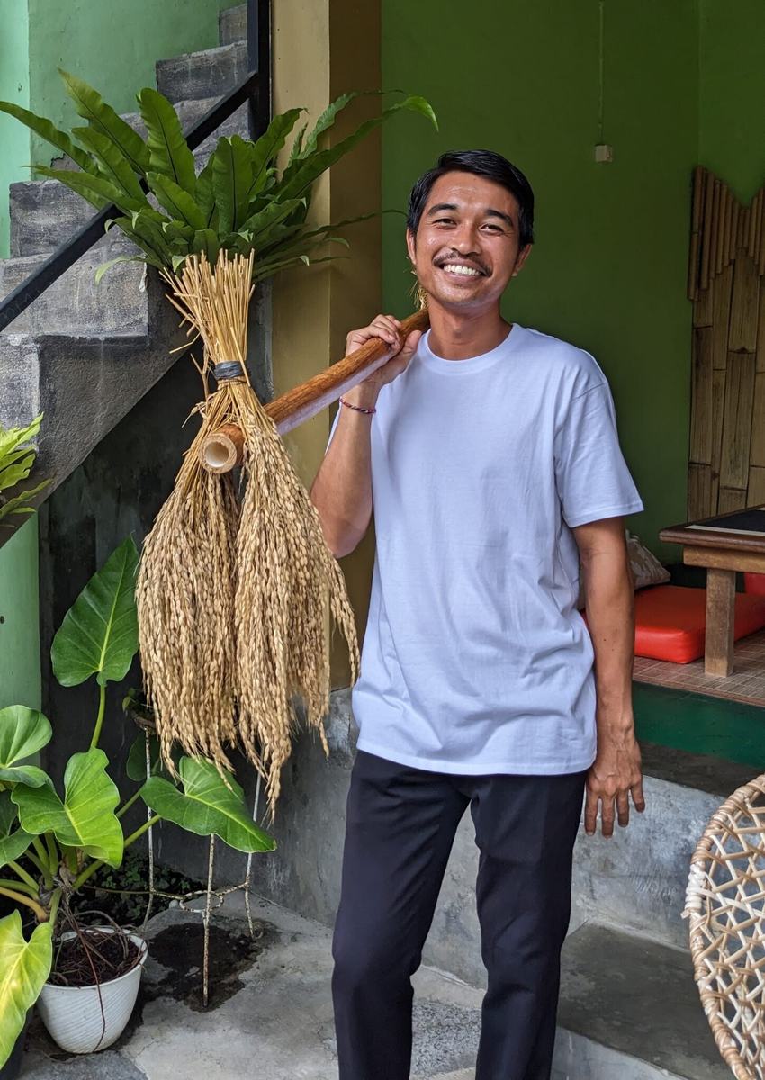 Portrait de Wayan Pendi devant sa maison à Ubud