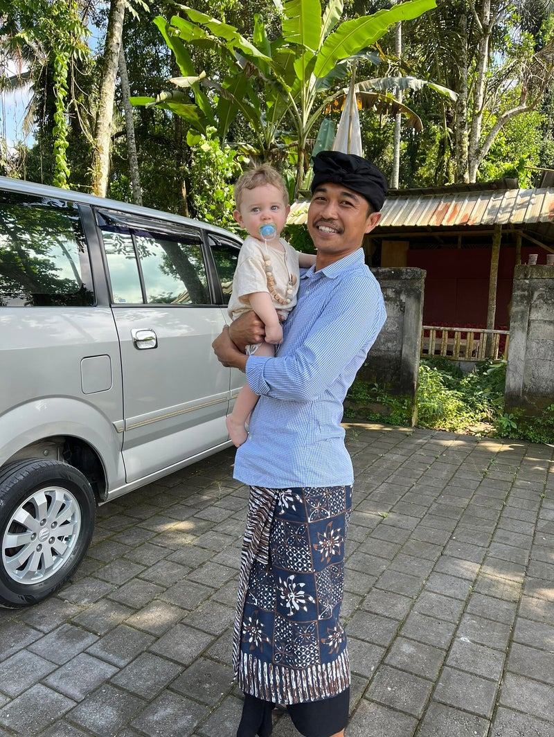 Pendi devant son véhicule privé à Bali