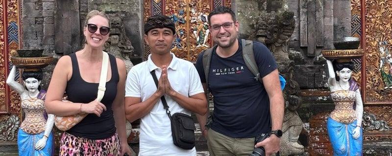Pendi avec deux voyageurs devant un temple balinais