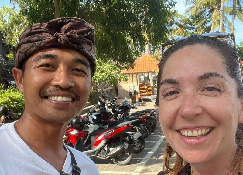 Pendi et une voyageuse souriants lors d’une excursion