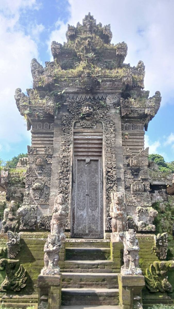 Porte fendue (candi bentar) d’un temple balinais