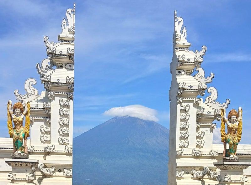 Portes d’un temple balinais encadrant le mont Agung